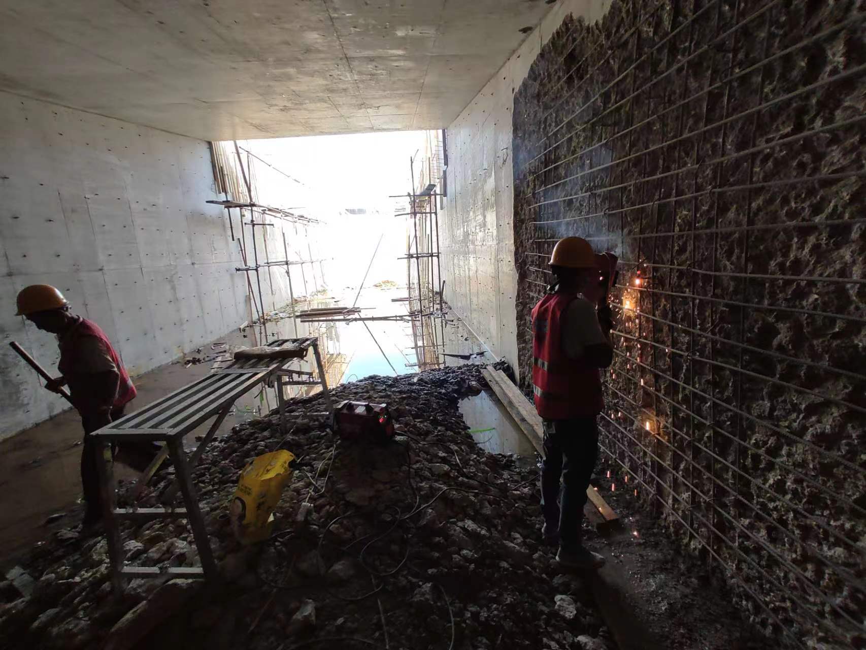 白茅湖农场挖断承重墙导致楼体开裂，加固施工方案出炉